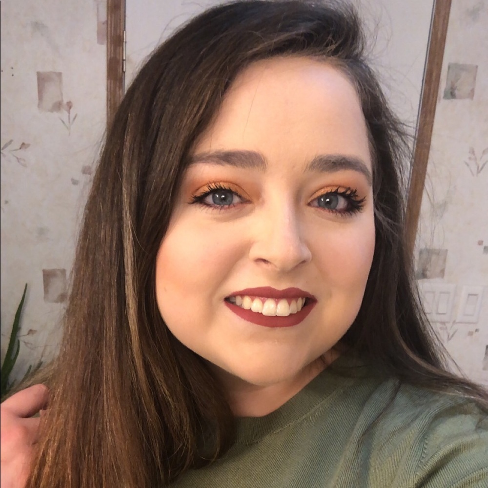 Meet your Posher, Alyssa